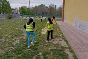 Spazzini per un giorno - classe 4B scuola Decio Raggi Forlì